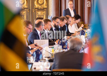 Altenburg, Deutschland. Juni, 2019 18. Zu Beginn der gemeinsamen Sitzung der Landesregierungen von Sachsen und Thüringen, die Mitglieder des Kabinetts von Sachsen sitzen nebeneinander. Themen der Kabinettssitzung wird gemeinsame Strategien zum Handeln gegen den Rockkonzerten und Forderungen für die Schaffung gleichwertiger Lebensbedingungen gehören. Quelle: Michael Reichel/dpa/Alamy leben Nachrichten Stockfoto