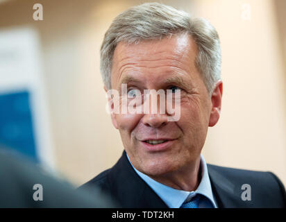 Hannover, Deutschland. Juni, 2019 18. Christian Wulff (CDU), ehemaliger Bundespräsident, steht bei einer Veranstaltung der Konrad-Adenauer-Stiftung mit einer Präsentation der Festschrift zum 60. Geburtstag des ehemaligen Bundespräsidenten. Credit: Christophe Kirschtorte/dpa/Alamy leben Nachrichten Stockfoto