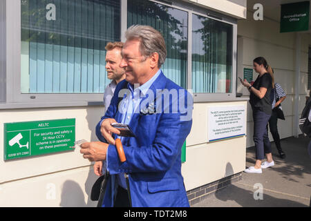 Wimbledon London UK. 18. Juni 2019. Englische Gärtner und Rundfunksprecher Alan Titchmarsh gesehen bei der Ankunft im (AELTC) All England Lawn Tennis Club mit zwei verbleibenden bis zum Beginn der Wimbledon Tennis Championships am 1. Juli 2019 Stockfoto