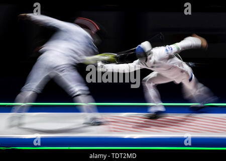 Düsseldorf, Deutschland. Juni, 2019 18. Fechten: Europäische Meisterschaft: Degen, Einzelne, Männer: Epee Fechter auf einer Ebene bekämpfen. Credit: Federico Gambarini/dpa/Alamy leben Nachrichten Stockfoto