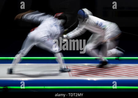 Düsseldorf, Deutschland. Juni, 2019 18. Fechten: Europäische Meisterschaft: Degen, Einzelne, Männer: Epee Fechter auf einer Ebene bekämpfen. Credit: Federico Gambarini/dpa/Alamy leben Nachrichten Stockfoto