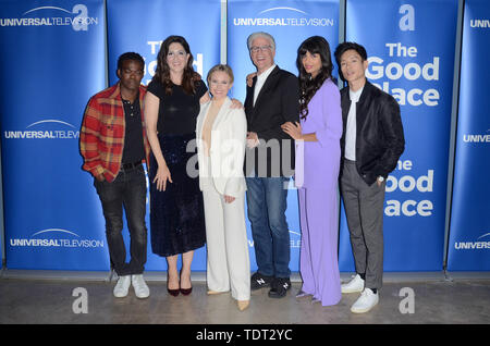 Los Angeles, Ca, USA. 17 Juni, 2019. William Jackson Harper, D'Arcy Carden, Kristen Bell, Ted Danson, Jameela Jamil, Manny Jacinto an der gute Ort FYC Panel an der UCB Sonnenuntergang Theater in Los Angeles, Kalifornien am 17. Juni 2019. Quelle: David Edwards/Medien Punch/Alamy leben Nachrichten Stockfoto