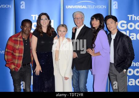Los Angeles, Ca, USA. 17 Juni, 2019. William Jackson Harper, D'Arcy Carden, Kristen Bell, Ted Danson, Jameela Jamil, Manny Jacinto an der gute Ort FYC Panel an der UCB Sonnenuntergang Theater in Los Angeles, Kalifornien am 17. Juni 2019. Quelle: David Edwards/Medien Punch/Alamy leben Nachrichten Stockfoto