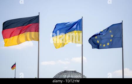 Berlin, Deutschland. Juni, 2019 18. Die Flaggen von Deutschland, der Ukraine und Europa fliegen vor dem Bundeskanzleramt über die Reic hstagskuppel vor dem Besuch des Präsidenten der Ukraine. Credit: Kay Nietfeld/dpa/Alamy leben Nachrichten Stockfoto