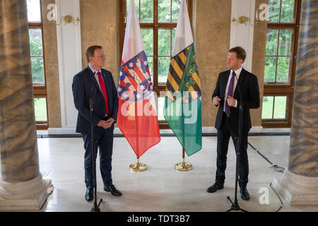 Altenburg, Deutschland. Juni, 2019 18. Bodo Ramelow (l, Linke), Ministerpräsident von Thüringen und Michael Kretschmer (CDU), Ministerpräsident von Sachsen, sprechen über den Inhalt nach der gemeinsamen Sitzung der Landesregierungen von Sachsen und Thüringen. Themen der Kabinettssitzung enthalten gemeinsame Strategien zum Handeln gegen den Rockkonzerten und Forderungen für die Schaffung gleichwertiger Lebensbedingungen. Quelle: Michael Reichel/dpa/Alamy leben Nachrichten Stockfoto