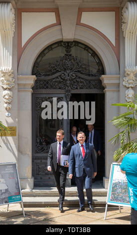 Altenburg, Deutschland. Juni, 2019 18. Bodo Ramelow (r, links), Ministerpräsident von Thüringen, und Michael Kretschmer (CDU), Ministerpräsident von Sachsen, laufen Sie in den Innenhof des Schlosses nach der gemeinsamen Sitzung der Landesregierungen von Sachsen und Thüringen. Themen der Kabinettssitzung enthalten gemeinsame Strategien zum Handeln gegen den Rockkonzerten und Forderungen für die Schaffung gleichwertiger Lebensbedingungen. Quelle: Michael Reichel/dpa/Alamy leben Nachrichten Stockfoto