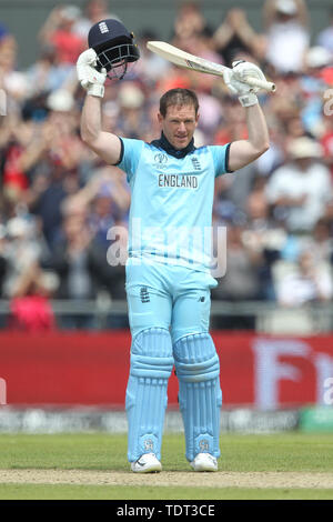 Manchester, Großbritannien. Juni, 2019 18. England Kapitän Eoin Morgan erkennt den Beifall der Menge nach für 148 während der ICC Cricket World Cup 2019 Match zwischen England und Afghanistan im Old Trafford, Manchester am Dienstag, 18. Juni 2019. Credit: MI Nachrichten & Sport/Alamy leben Nachrichten Stockfoto