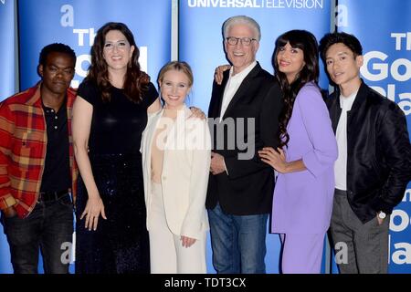 Los Angeles, CA, USA. 17 Juni, 2019. William Jackson Harper, D'Arcy Carden, Kristen Bell, Ted Danson, Jameela Jamil, Manny Jacinto anwesend für DEN GUTEN PLATZ FYC Panel, der UCB Sonnenuntergang Theatre, Los Angeles, CA 17.Juni 2019. Credit: Priscilla Grant/Everett Collection/Alamy leben Nachrichten Stockfoto