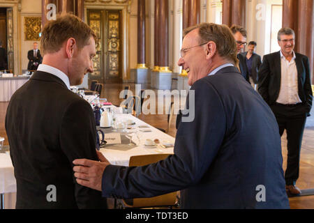 Altenburg, Deutschland. Juni, 2019 18. Bodo Ramelow (r, links), Ministerpräsident von Thüringen, und Michael Kretschmer (CDU), Ministerpräsident von Sachsen, Sprechen nach der gemeinsamen Sitzung der Landesregierungen von Sachsen und Thüringen. Themen der Kabinettssitzung enthalten gemeinsame Strategien zum Handeln gegen den Rockkonzerten und Forderungen für die Schaffung gleichwertiger Lebensbedingungen. Quelle: Michael Reichel/dpa/Alamy leben Nachrichten Stockfoto