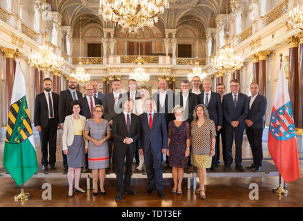 Altenburg, Deutschland. Juni, 2019 18. Nach der gemeinsamen Sitzung der Landesregierungen von Sachsen und Thüringen, der Mitglieder des Kabinetts zusammen, um eine Gruppe zu bilden. Themen der Kabinettssitzung enthalten gemeinsame Strategien zum Handeln gegen den Rockkonzerten und Forderungen für die Schaffung gleichwertiger Lebensbedingungen. Quelle: Michael Reichel/dpa/Alamy leben Nachrichten Stockfoto