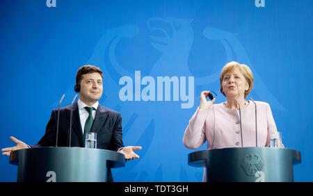 Berlin, Deutschland. Juni, 2019 18. Bundeskanzlerin Angela Merkel (CDU) und Wolodymyr Selensky, Präsident der Ukraine, eine Pressekonferenz im Bundeskanzleramt. Credit: Kay Nietfeld/dpa/Alamy leben Nachrichten Stockfoto