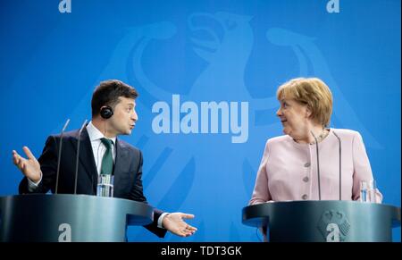 Berlin, Deutschland. Juni, 2019 18. Bundeskanzlerin Angela Merkel (CDU) und Wolodymyr Selensky, Präsident der Ukraine, eine Pressekonferenz im Bundeskanzleramt. Credit: Kay Nietfeld/dpa/Alamy leben Nachrichten Stockfoto