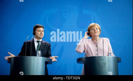 Berlin, Deutschland. Juni, 2019 18. Bundeskanzlerin Angela Merkel (CDU) und Wolodymyr Selensky, Präsident der Ukraine, eine Pressekonferenz im Bundeskanzleramt. Credit: Kay Nietfeld/dpa/Alamy leben Nachrichten Stockfoto