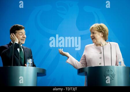 Berlin, Deutschland. Juni, 2019 18. Bundeskanzlerin Angela Merkel (CDU) und Wolodymyr Selensky, Präsident der Ukraine, eine Pressekonferenz im Bundeskanzleramt. Credit: Kay Nietfeld/dpa/Alamy leben Nachrichten Stockfoto