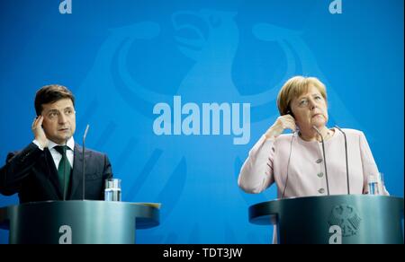 Berlin, Deutschland. Juni, 2019 18. Bundeskanzlerin Angela Merkel (CDU) und Wolodymyr Selensky, Präsident der Ukraine, eine Pressekonferenz im Bundeskanzleramt. Credit: Kay Nietfeld/dpa/Alamy leben Nachrichten Stockfoto