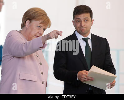 Berlin, Deutschland. Juni, 2019 18. Bundeskanzlerin Angela Merkel (CDU) empfängt Wladimir Selensky, Präsident der Ukraine, beide zusammen auf der Pressekonferenz im Bundeskanzleramt. Quelle: Wolfgang Kumm/dpa/Alamy leben Nachrichten Stockfoto