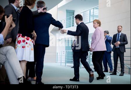Berlin, Deutschland. Juni, 2019 18. Bundeskanzlerin Angela Merkel (CDU) und Wolodymyr Selensky, Präsident der Ukraine, verlassen das Zimmer im Bundeskanzleramt nach einer Pressekonferenz. Credit: Kay Nietfeld/dpa/Alamy leben Nachrichten Stockfoto