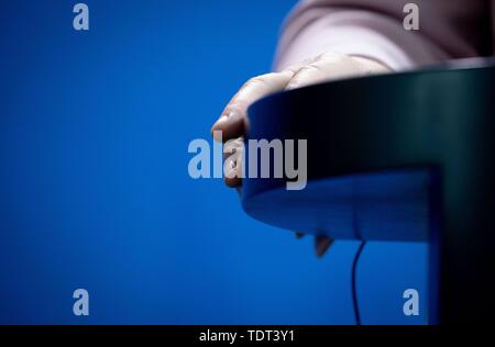Berlin, Deutschland. Juni, 2019 18. Die Hand von Bundeskanzlerin Angela Merkel (CDU) liegt auf dem Schreibtisch des Lautsprechers während einer Pressekonferenz mit dem ukrainischen Präsidenten. Credit: Kay Nietfeld/dpa/Alamy leben Nachrichten Stockfoto