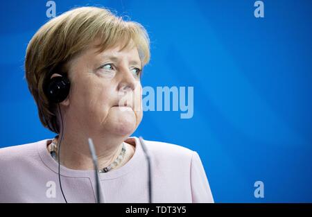 Berlin, Deutschland. Juni, 2019 18. Bundeskanzlerin Angela Merkel (CDU) gibt eine Pressekonferenz mit dem ukrainischen Präsidenten. Credit: Kay Nietfeld/dpa/Alamy leben Nachrichten Stockfoto