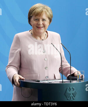 Berlin, Deutschland. Juni, 2019 18. Bundeskanzlerin Angela Merkel (CDU) den Fragen der Journalisten während einer Pressekonferenz mit dem ukrainischen Präsidenten. Quelle: Wolfgang Kumm/dpa/Alamy leben Nachrichten Stockfoto