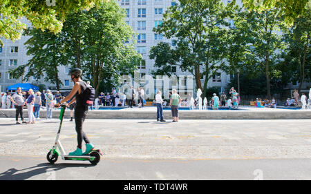 Berlin, Deutschland. Juni, 2019 18. Viele Besucher stehen rund um die Wasserbecken. Die drei Brunnen auf der Karl-Marx-Allee wurden heute in Betrieb genommen zum ersten Mal nach 27 Jahren der Dürre. Quelle: Annette Riedl/dpa/Alamy leben Nachrichten Stockfoto