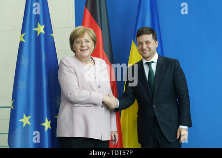 Berlin, Deutschland. Juni, 2019 18. Die deutsche Bundeskanzlerin Angela Merkel (L) schüttelt Hände mit Besuch der Ukrainische Präsident Wladimir Zelensky in Berlin, Deutschland, 18. Juni 2019. Credit: Wang Qing/Xinhua/Alamy leben Nachrichten Stockfoto