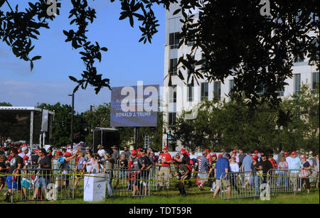 Orlando, Florida, USA. Juni, 2019 18. Die Befürworter der US-Präsident Donald Trump kommen für eine Amerika wieder einmal Super Rally an den Amway Center am 18. Juni 2019 in Orlando, Florida. Die Rallye ist als Trumpf in Rechnung Kick-off-Veranstaltung für seine Kampagne zur Wiederwahl im Jahr 2020. (Paul Hennessy/Alamy) Credit: Paul Hennessy/Alamy leben Nachrichten Stockfoto