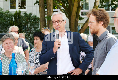 Berlin, Deutschland. Juni, 2019 18. Katrin Lompscher (die Linke, l-r), Senator für Stadtentwicklung, Jörg Simon, Vorstandsvorsitzender der Berliner Wasserbetriebe und Florian Schmidt (Bündnis 90/Die Grünen), Landrat Friedrichshain-Kreuzberg, öffnen Sie die Brunnen auf der Karl-Marx-Allee. Nach 27 Jahren der Dürre, es ist das erste Mal in Betrieb genommen. Quelle: Annette Riedl/dpa/Alamy leben Nachrichten Stockfoto