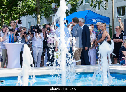 Berlin, Deutschland. Juni, 2019 18. Vertreter der Medien Film und ein Brunnen Foto. Der Brunnen in der Karl-Marx-Allee ist wieder in Betrieb zum ersten Mal nach 27 Jahren der Dürre. Quelle: Annette Riedl/dpa/Alamy leben Nachrichten Stockfoto