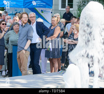 Berlin, Deutschland. Juni, 2019 18. Katrin Lompscher (die Linke, 2. von links), Senatorin für Stadtentwicklung, Florian Schmidt (Bündnis 90/Die Grünen, 3. von links), Landrat Friedrichshain-Kreuzberg und Jörg Simon (4. von links), Vorstandsvorsitzender der Berliner Wasserbetriebe an der Brunnen an der ersten Brunnen suchen. Der Brunnen in der Karl-Marx-Allee ist wieder in Betrieb zum ersten Mal nach 27 Jahren der Dürre. Quelle: Annette Riedl/dpa/Alamy leben Nachrichten Stockfoto