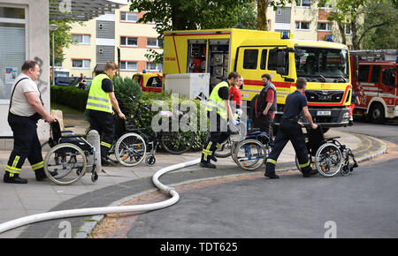 Bremen, Deutschland. Juni, 2019 18. In einem Notfall drücken Sie Leeren Rollstuhl aus einem Pflegeheim und Altenheim. Das gesamte Dach des Hauses abgebrannt. 96 Personen mussten aus dem Gebäude nach Angaben der Feuerwehr gerettet werden. Quelle: Carmen Jaspersen/dpa/Alamy leben Nachrichten Stockfoto