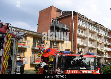 Bremen, Deutschland. Juni, 2019 18. Ein Fahrzeug der Feuerwehr steht vor einem der Krankenpflege und der alten Menschen zu Hause. Das gesamte Dach abgebrannt. 96 Personen mussten aus dem Gebäude nach Angaben der Feuerwehr gerettet werden. Quelle: Carmen Jaspersen/dpa/Alamy leben Nachrichten Stockfoto