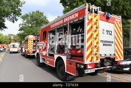 Bremen, Deutschland. Juni, 2019 18. Zahlreichen Einsatzkräften vor Ort wurden bei dem Brand an ein Pflegeheim und Altenheim. Das gesamte Dach abgebrannt. 96 Personen mussten aus dem Gebäude nach Angaben der Feuerwehr gerettet werden. Quelle: Carmen Jaspersen/dpa/Alamy leben Nachrichten Stockfoto