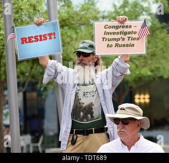Orlando, Florida, USA. Juni, 2019 18. Demonstranten, die gegen US-Präsident Donald Trump in der Nähe von der Stelle von einem Amerika wieder einmal Super Rally an den Amway Center am 18. Juni 2019 in Orlando, Florida. Die Rallye ist als Trumpf in Rechnung Kick-off-Veranstaltung für seine Kampagne zur Wiederwahl im Jahr 2020. Credit: Paul Hennessy/Alamy leben Nachrichten Stockfoto