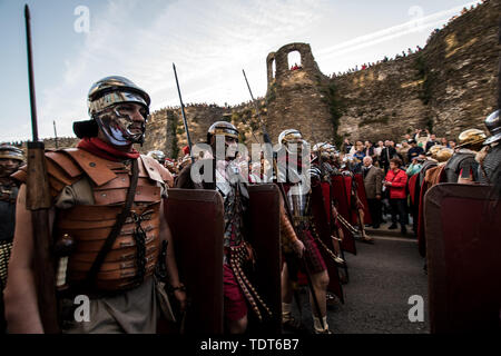 Lugo, Lugo, Spanien. 15 Juni, 2019. Männer, die als die römischen Legionäre März in einer Parade rund um die Römische Mauer während des Festivals gekleidet. Arde Lucus Festival, in der Stadt seit 2001 Ende Juni gefeiert wird, ist es einem galizischen Festival der touristischen Interesse. Es belebt die Galician-Roman Vergangenheit der Stadt und es war seine Gründung zu gedenken. Credit: Brais Gonzalez Rouco/SOPA Images/ZUMA Draht/Alamy leben Nachrichten Stockfoto