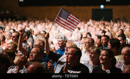 Hannover, Deutschland. Juni, 2019 18. Ein weiblicher Fan der Beach Boys winkt eine amerikanische Flagge während der Eröffnung Konzert der 'Eine Nacht alle Hits' Tour bei Swiss Life. Credit: Ole Spata/dpa/Alamy leben Nachrichten Stockfoto