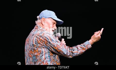 Hannover, Deutschland. Juni, 2019 18. Mike Love, der Sänger der Beach Boys, wird auf der Bühne bei Swiss Life Halle während der Eröffnung Konzert der 'Eine Nacht alle Hits' Tour. Credit: Ole Spata/dpa/Alamy leben Nachrichten Stockfoto