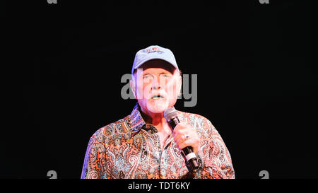 Hannover, Deutschland. Juni, 2019 18. Mike Love, der Sänger der Beach Boys, wird auf der Bühne bei Swiss Life Halle während der Eröffnung Konzert der 'Eine Nacht alle Hits' Tour. Credit: Ole Spata/dpa/Alamy leben Nachrichten Stockfoto