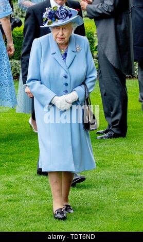 Ascot, Großbritannien. Juni, 2019 18. Queen Elizabeth II. in Royal Ascot Hotel in Ascot Racecourse, Ascot, am 18. Juni 2019, kommen die Pferderennen teilzunehmen, es ist eines der wichtigsten und größten Rennstrecken in England Foto: Albert Nieboer/Niederlande/Point de Vue |/Alamy leben Nachrichten Stockfoto