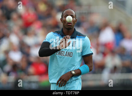 MANCHESTER, England. 18. JUNI 2019: jofra Archer von England bereitet die Schüssel während des England v Afghanistan, ICC Cricket World Cup Match, in Old Trafford, Manchester, England. Quelle: European Sports Fotografische Agentur/Alamy leben Nachrichten Stockfoto