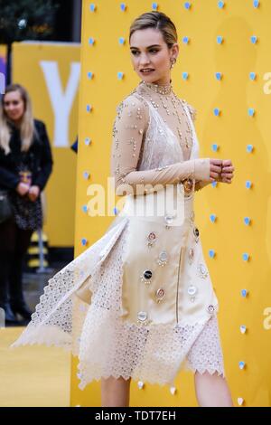 London, Großbritannien. Juni, 2019 18. Lily James Posen auf dem roten Teppich für die UK-Premiere von gestern im Odeon Luxe, Leicester Square, London am Dienstag, Juni 18, 2019 Credit: Julie Edwards/Alamy Leben Nachrichten gehalten Stockfoto