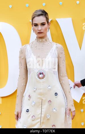 London, Großbritannien. Juni, 2019 18. Lily James Posen auf dem roten Teppich für die UK-Premiere von gestern im Odeon Luxe, Leicester Square, London am Dienstag, Juni 18, 2019 Credit: Julie Edwards/Alamy Leben Nachrichten gehalten Stockfoto