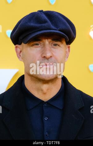 London, Großbritannien. Juni, 2019 18. Mark Strong Posen auf dem roten Teppich für die UK-Premiere von gestern im Odeon Luxe, Leicester Square, London am Dienstag, Juni 18, 2019 Credit: Julie Edwards/Alamy Leben Nachrichten gehalten Stockfoto