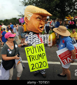 Orlando, Florida, USA. Juni, 2019 18. Demonstranten, die gegen US-Präsident Donald Trump in der Nähe von der Stelle von einem Amerika wieder einmal Super Rally an den Amway Center am 18. Juni 2019 in Orlando, Florida. Die Rallye ist als Trumpf in Rechnung Kick-off-Veranstaltung für seine Kampagne zur Wiederwahl im Jahr 2020. Credit: Paul Hennessy/Alamy leben Nachrichten Stockfoto