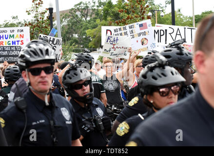 Orlando, Florida, USA. Juni, 2019 18. Polizei separate Trump Unterstützer und Trump Demonstranten in der Nähe von der Stelle von einem Amerika wieder einmal Super Rally an den Amway Center am 18. Juni 2019 in Orlando, Florida. Die Rallye ist als Trumpf in Rechnung Kick-off-Veranstaltung für seine Kampagne zur Wiederwahl im Jahr 2020. Credit: Paul Hennessy/Alamy leben Nachrichten Stockfoto