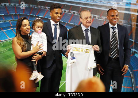 Madrid Spanien. Juni, 2019 18. Rodrygo geht (Real), May 18, 2019 - Fußball: Florentino Perez, Rodrygo geht und seine Familie während der Präsentation im Santiago Bernabeu, Madrid, Spanien. Credit: mutsu Kawamori/LBA/Alamy leben Nachrichten Stockfoto