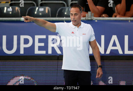 Belgrad, Serbien. Juni, 2019 18. Spaniens Trainer David Martin Gesten während der FINA Wasserball superfinals Group Phase Match zwischen Japan und Spanien in Belgrad, Serbien, am 18. Juni 2019. Credit: Predrag Milosavljevic/Xinhua/Alamy leben Nachrichten Stockfoto