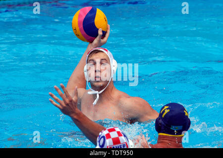 Belgrad, Serbien. Juni, 2019 18. Kroatiens Milos Lovre konkurriert bei der FINA Wasserball Super Finale Gruppe Gruppenspiel zwischen Kroatien und Kasachstan in Belgrad, Serbien, 18. Juni 2019. Credit: Predrag Milosavljevic/Xinhua/Alamy leben Nachrichten Stockfoto