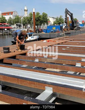 Rostock, Deutschland. Juni, 2019 18. Neue Plattformen und Stegen für die Marina sind im Bau an der Yachthafenmole am Alten Strom in Warnemünde. Die Arbeiten begannen im Januar 2019 und wird voraussichtlich im August abgeschlossen sein. Nach den Hafen und Seamen's Office, der wasserbaulichen Maßnahmen allein wird gut zwei Millionen Euro kosten; die technische Ausstattung wird nachgeliefert. Quelle: Bernd Wüstneck/dpa-Zentralbild/dpa/Alamy leben Nachrichten Stockfoto