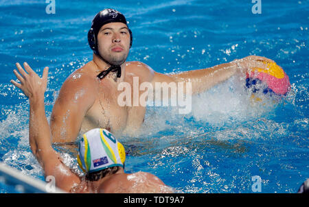 Belgrad, Serbien. Juni, 2019 18. Serbiens Dusan Mandic (Oben) konkurriert bei der FINA Wasserball superfinals Group Phase Match zwischen Australien und Serbien in Belgrad, Serbien, am 18. Juni 2019. Credit: Predrag Milosavljevic/Xinhua/Alamy leben Nachrichten Stockfoto